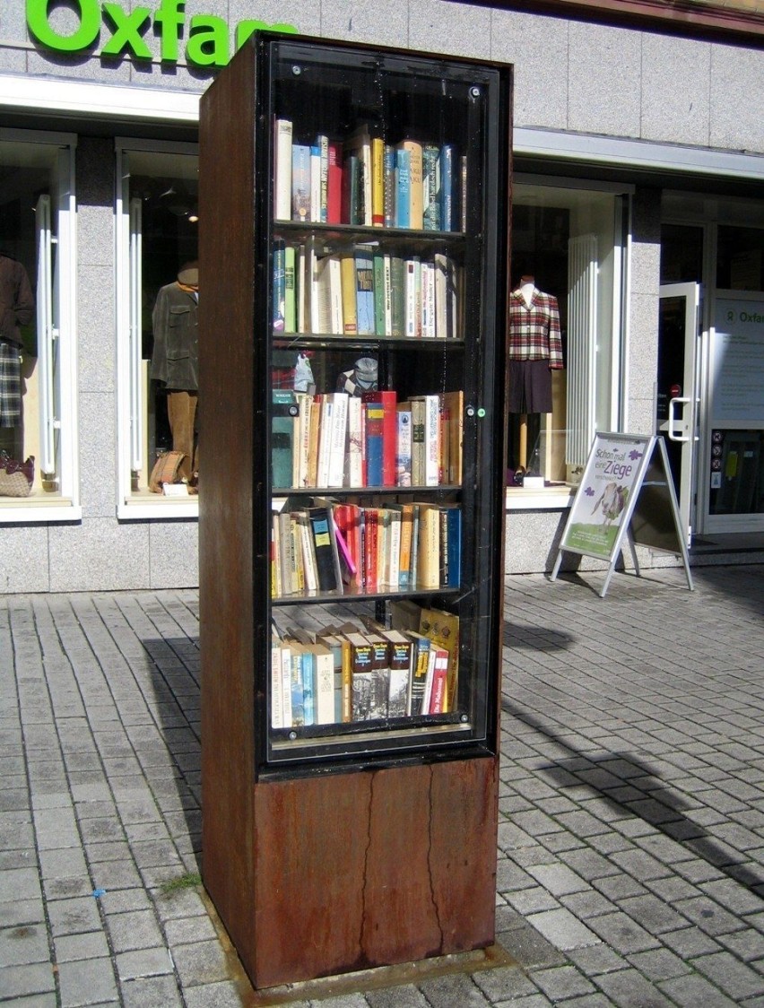 Biblioteka pod gołym niebem, na ulicy we Frankfurcie...