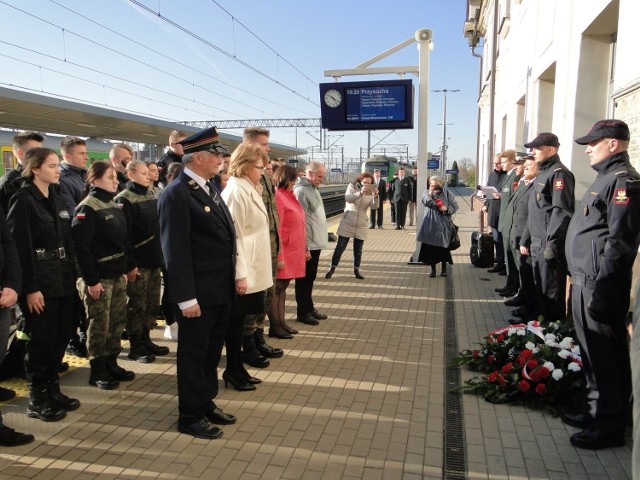 Przed tablicą z nazwiskami pomordowanych kolejarzy w Radomiu zostały złożone wieńce, zapalone znicze i zaciągnięta honorowa warta.