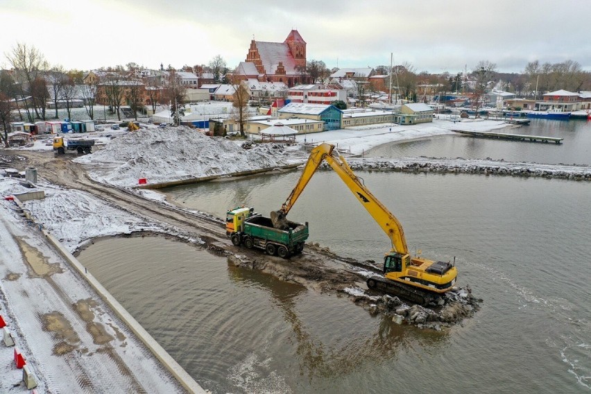 Budowa mariny w Pucku trwa, nawet gdy temperatury są niskie i śnieg leży - 8 grudnia 2022 r.