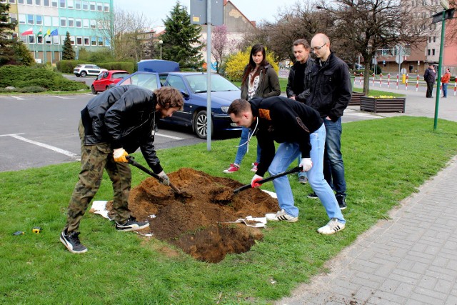 Kapsuła czasu została zakopana w sobotę, 9 kwietnia br. przy urzędzie miasta w Zielonej Górze.