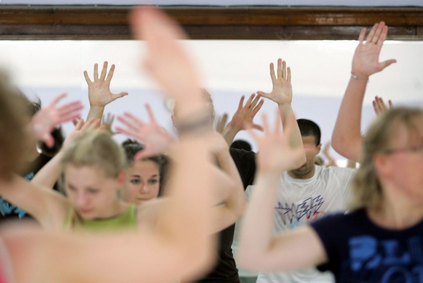 Czas zakręcić marynarką, założyć spódnicę w grochy i ruszyć...