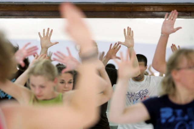 Czas zakręcić marynarką, założyć spódnicę w grochy i ruszyć na parkiet w takt dynamicznej muzyki. - Zapraszamy bikiniarzy i kociaki na taneczne ekscesy w rytmie twista i rock’n’rolla - tak do udziału w zajęciach zachęcają organizatorzy. Warsztaty poprowadzą zawodowi tancerze z jednej z najlepszych szkół tańca w Warszawie – Akademii Tańca Ireneusza Sulewskiego.

16 listopada (środa), godz. 18.30, Pałac Kultury i Nauki, pl. Defilad 1, IV piętro, Sala im. Władysława Broniewskiego
Rejestracja na www.1944.pl.