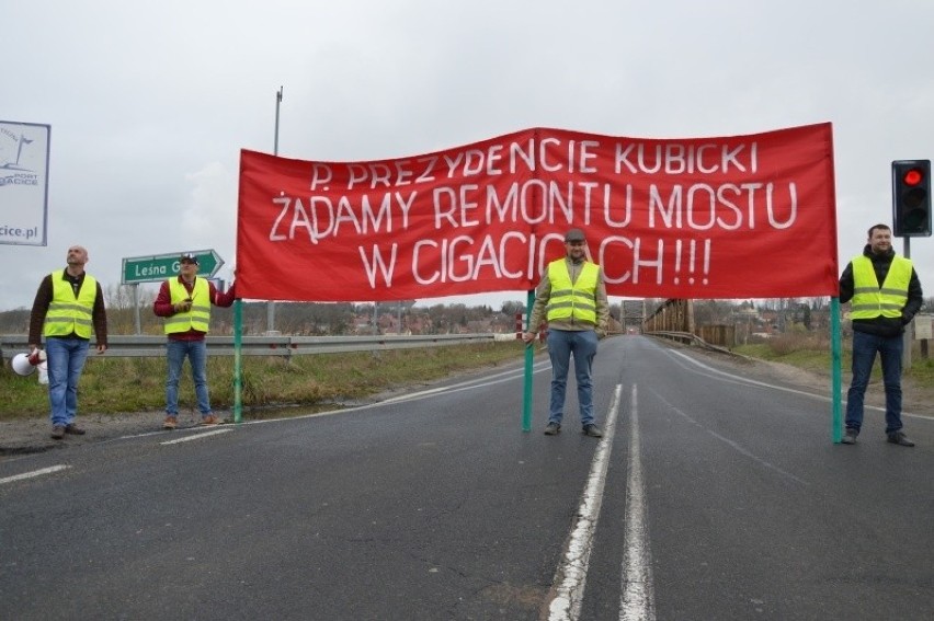 Mieszkańcy Cigacic po raz pierwszy zablokowali most w marcu...