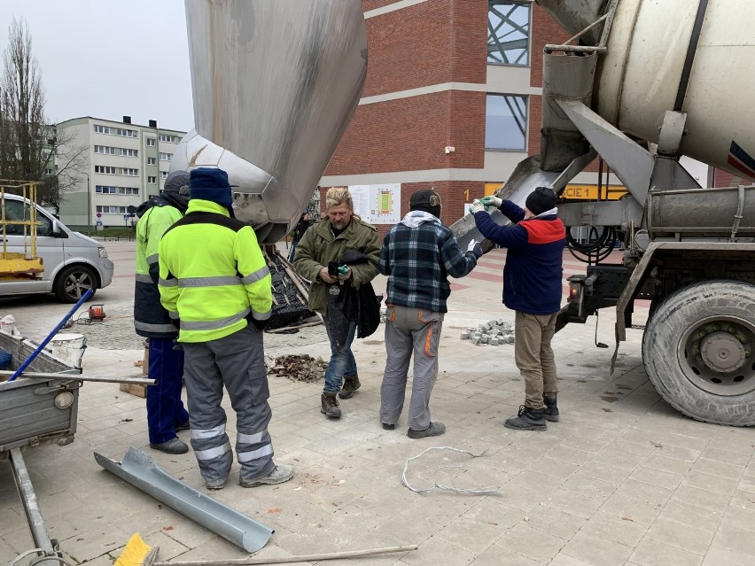 Przy stadionie Widzewa rozpoczyna się instalacja pomnika "Twórców Wielkiego Widzewa"