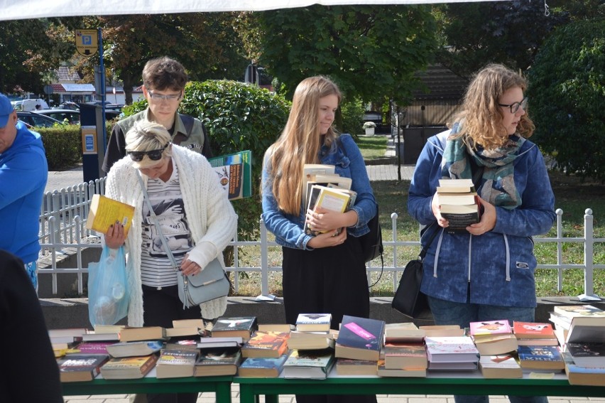 Kiermasz książek przy głogowskiej bibliotece. Chętnych do zakupu nie brakuje [ZDJĘCIA]