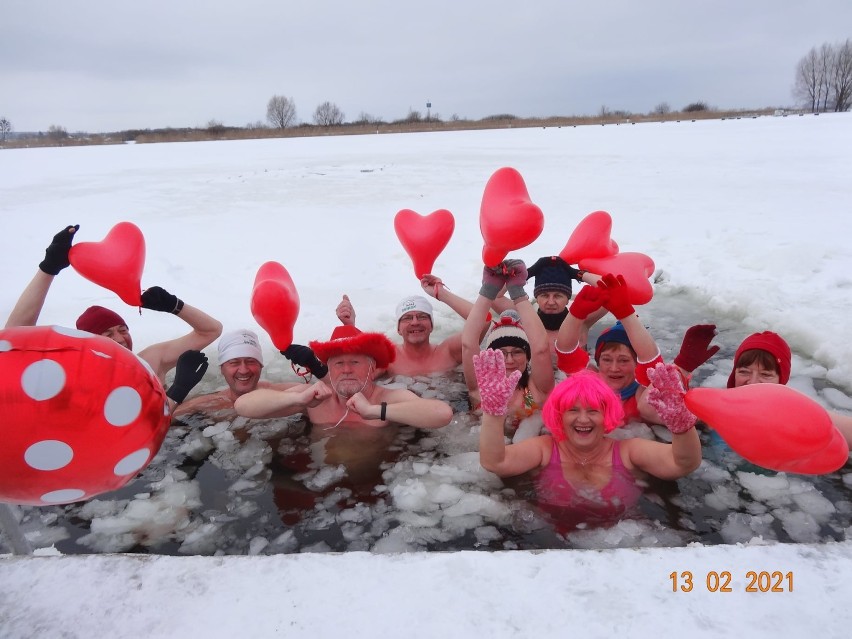 Chełm. To dopiero była zabawa. Wykąpali swoje Walentynki w lodowatej wodzie.  Zobacz zdjęcia