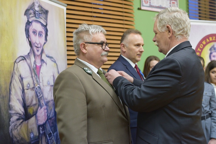 W Czarnem pamiętali o Żołnierzach Wyklętych. Nadleśniczy Romuald Zblewski i prezes stowarzyszenia Mariusz Birosz z medalami (zdjęcia)