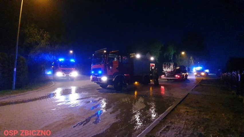 Pożar domu przy ul. Frezjowej w Karbowie w powiecie brodnickim. Na miejscu było 7 zastępów straży pożarnej!