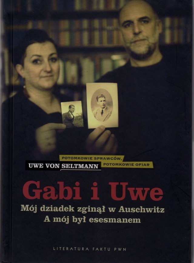 Gabriela i Uwe prezentujący fotografie swoich dziadk&oacute;w.