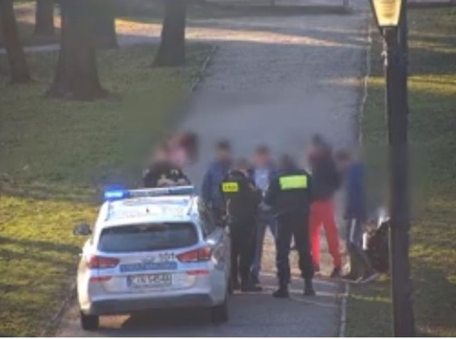 Operator monitoringu miejskiego zauważył czterech młodych mężczyzn spożywających alkohol na ławce w parku przy ulicy Orłowskiej w Inowrocławiu.