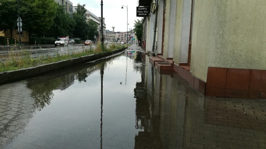 Ulewa w Kaliszu. Hektolitry wody na ulicach miasta. ZDJĘCIA