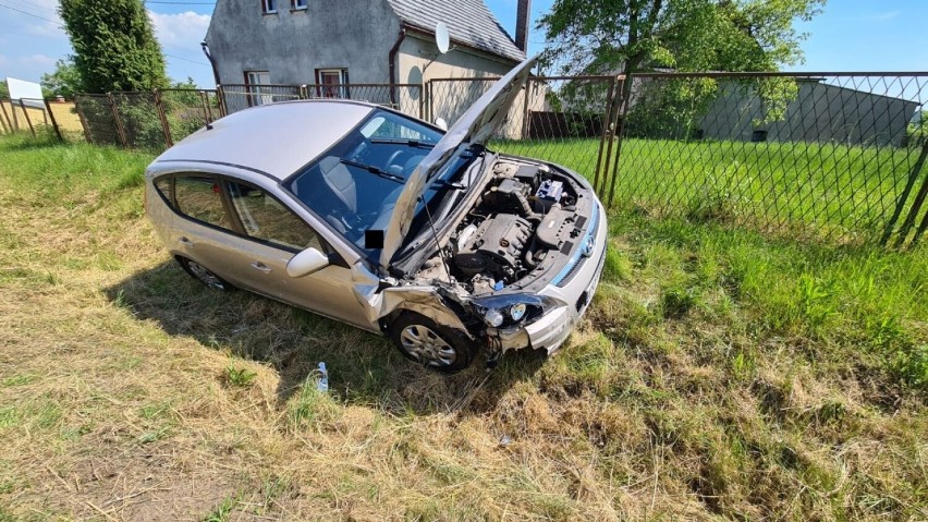 Groźne zderzenie auta i ciągnika rolniczego w Sękowie [FOTO]