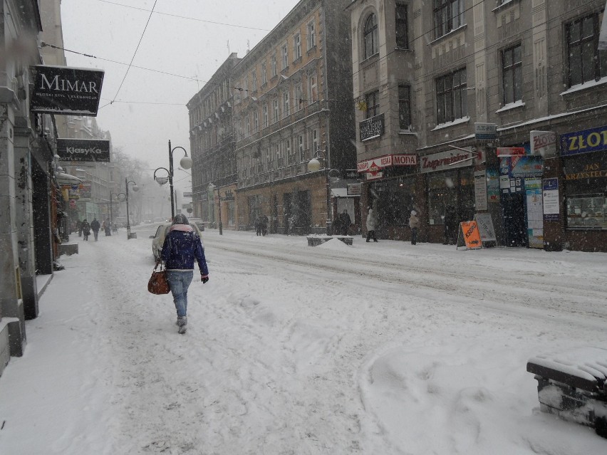 Atak zimy w Chorzowie. Miasto zasypane! FOTO