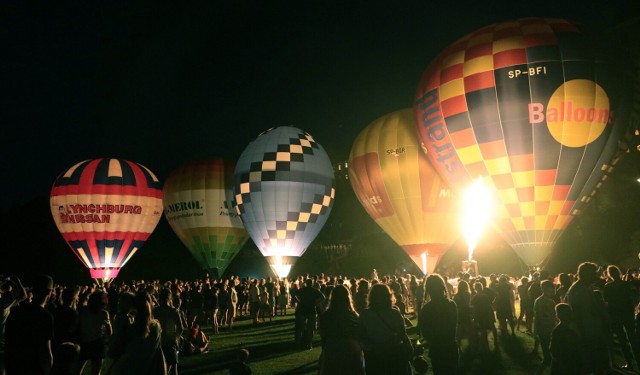 Nocny pokaz balonowy na Boniach Nadwiślańskich w Grudziądzu