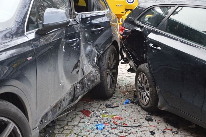 Pijany kierowca BMW wbił się w zaparkowane samochody przy ulicy Słowackiego w Radomiu. Uszkodził dziesięć pojazdów. Jest nagranie 