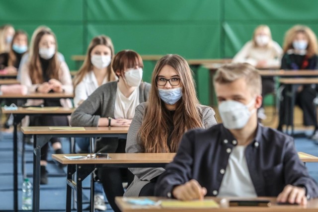 Matura 2021 przecieki. Uczniowie zastanawiają się, jakie tematy będą na tegorocznej maturze z języka polskiego. Dżuma, Chłopi, a może Lalka? Warto także przypomnieć sobie III część Dziadów, Pana Tadeusza, Wesele, Ferdydurke i Sklepy cynamonowe.