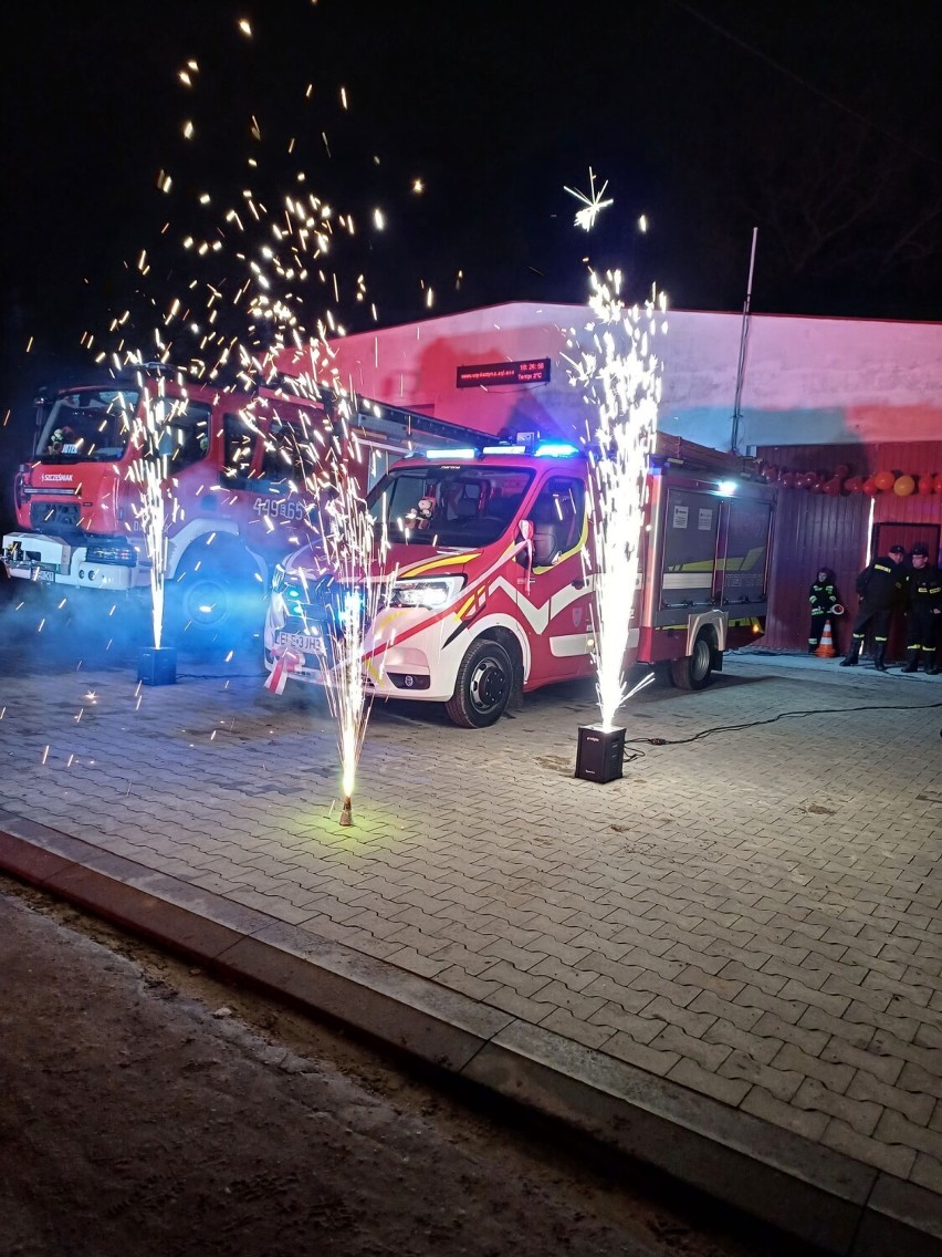 Nowy wóz strażacki dla druhów z Ochotniczej Straży Pożarnej w Daszynie. Tak świętowali mieszkańcy