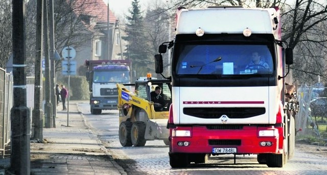 Ciężkie samochody przetaczają się przez wiele miejscowości na Dolnym Śląsku