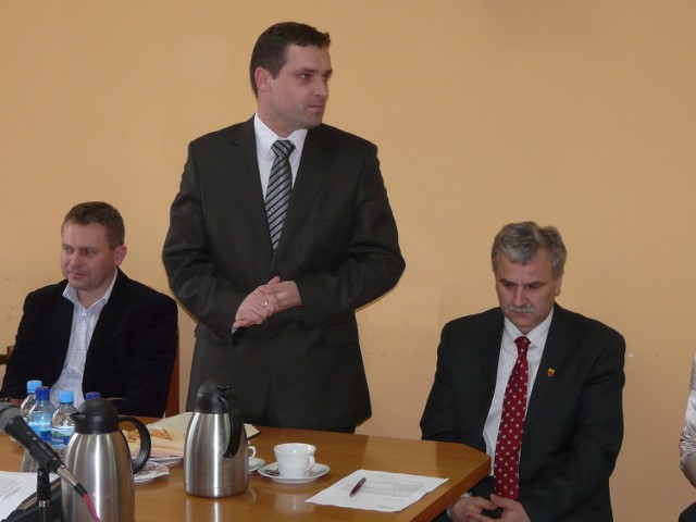 Polityka zatrudnienia prowadzona przez burmistrza Draba (stoi) budzi kontrowersje