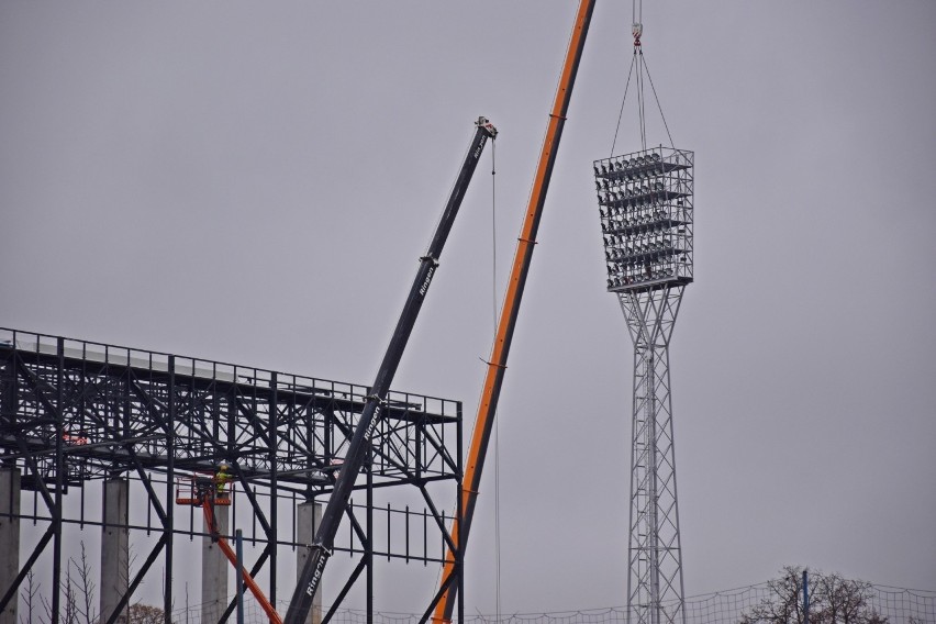 Stare jupitery znikają ze stadionu Pogoni Szczecin