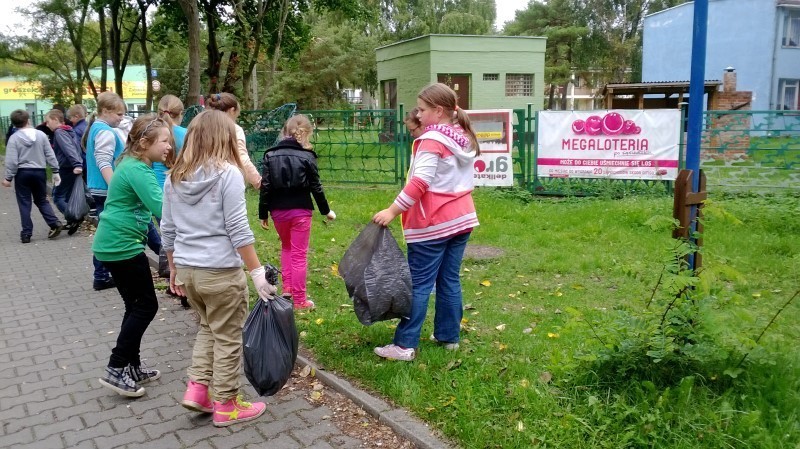 Dzieci z podstawówki w Dąbkach wzięły udział w akcji...