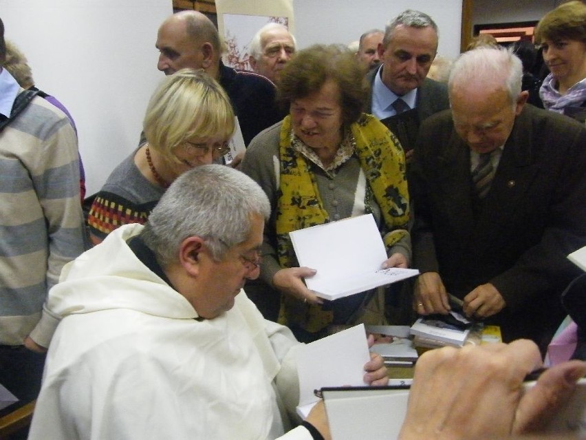 PLESZEW - Żyj tak,aby ludzie pytali cię o Boga - czyli o. Jan Góra w muzeum - zobacz zdjęcia