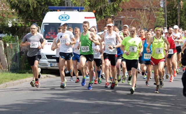 Około 700 zawodników wzięło udział w trzeciej edycji Biegu Rycerskiego w Świeciu. Do pokonania mieli 10 km na trasie Świecie - Głogówko - Świecie. Pierwszy na mecie zameldował się Piotr Myślak ze Świecia z czasem 35:07 min. Wśród kobiet zwyciężyła Marlena Pawłowska z Człuchowa - 40:17.