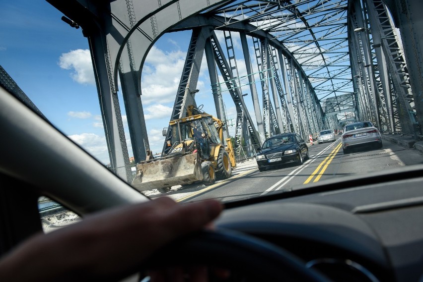 Trwa remont mostu drogowego w Toruniu. Kierowcy, którzy chcą...
