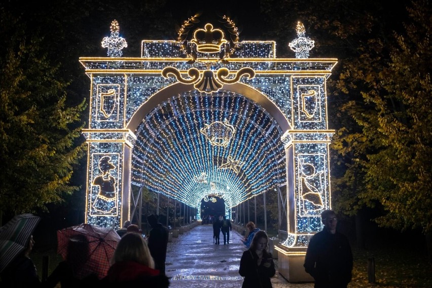 Świetlna brama do Pałacu w Wilanowie.