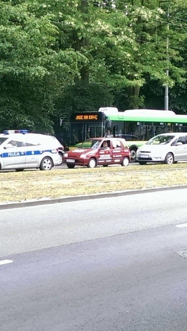 Komunikacja miejska w Szczecina wzbudza w mieszkańcach miasta skrajne emocje. Wielu z nas narzeka na spóźniające się autobusy czy też nieprzyjemnych kierowców. Jednak można zapobiec irytacji i podejść do sprawy z przymrużeniem oka. Żeby zobaczyć cały artykuł, kliknij w zdjęcie.