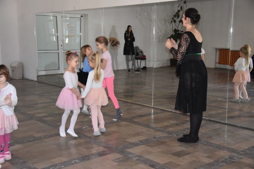 W MDK w Wągrowcu ruszyły warsztaty baletowe. Mamy zdjęcia z pierwszych zajęć 