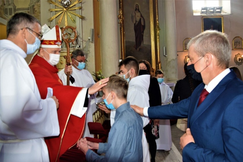 Ks. bp Grzegorz Balcerek udzielił sakramentu poprzez...