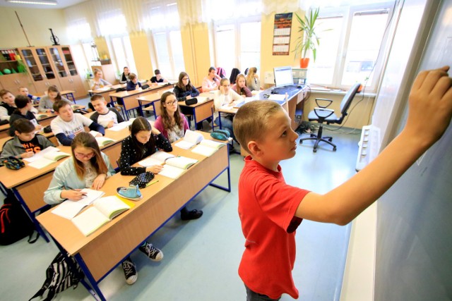Andrzej Duda złożył podpis pod ustawami wprowadzającymi reformę edukacji.