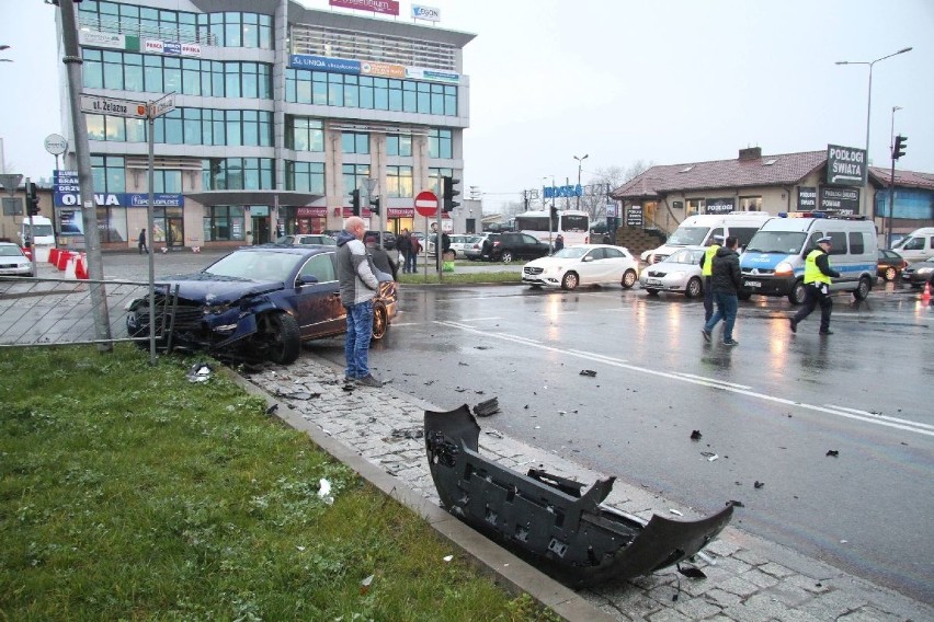 Roztrzaskane auta na kieleckim skrzyżowaniu. Ranna kobieta  