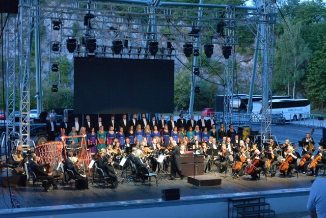 

Muzyczne widowisko „Game of thrones - in concert” zgromadziło na widowni kieleckiej Kadzielni mnóstwo osób. Koncert, który odbył się w piątek, 2 sierpnia, przyciągnął zarówno miłośników serialu „Gra o Tron”, jak i tych, którzy spragnieni byli prawdziwej muzycznej uczty.

Więcej zdjęć na kolejnych slajdach. 

Serial „Gra o Tron” podbił serca widzów na całym świecie. Fabuła pełna intryg, brutalności, ale i humoru oraz magii nie może się równać z żadną inną. Fani pokochali produkcję także za niepowtarzalną muzykę. Większość utworów doczekała się milionowych wyświetleń na youtube.

Tym bardziej niesamowite było posłuchanie ich na żywo. Przygotowana z rozmachem międzynarodowa produkcja muzyczna, gromadząca na scenie ponad 100-osobowy zespół, pozwoliła przenieść się w świat kultowej opowieści epickiej naszych czasów. Na koncert złożyły się 32 najbardziej znane fragmenty muzyczne z 7 sezonów „Gry o tron”w wykonaniu The Cinema Festival Orchestra and Choir, solistów - Moniki Piechaczek i Jarosława „Jaro” Zawartko pod batutą Stephena Ellery’ego. Niezwykle energetyczną muzykę wzbogaciły animacje komputerowe oraz widowiskowe efekty świetlne.

Projekt „Game of thrones - in concert” miał swoją premierę w lutym 2019 roku. Odbyło się niemal 40 koncertów w największych miastach Niemiec, Szwajcarii i Austrii.