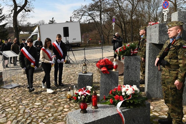 Uczestnicy oddali hołd pomordowanym przy Pomniku Sandomierzan – Ofiar II wojny światowej, położonym na skraju skweru Marcina z Urzędowa.