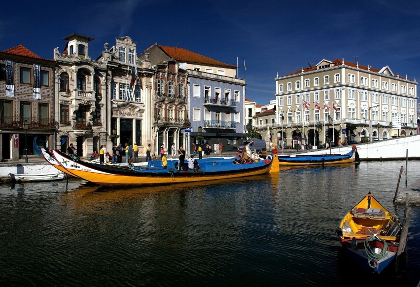 Moliceiro, portugalska gondola, to kolorowa łódka...