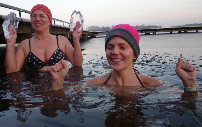 Kobiety w Wolsztynie morsują w jeziorze wolsztyńskim