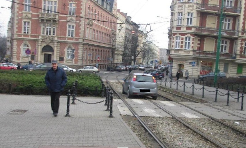 Plac Cyryla Ratajskiego: Ten kierowca woli jeździć na skróty