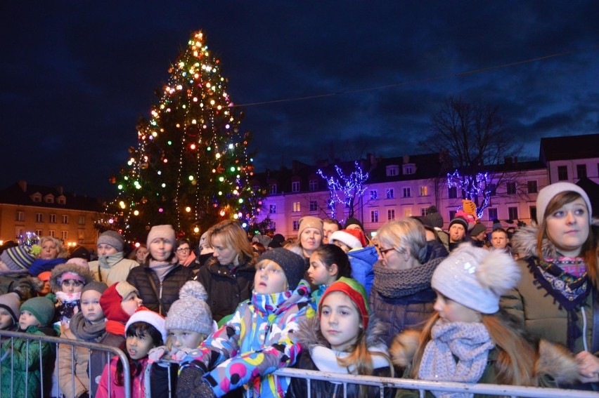 Miejska zabawa choinkowa na Starym Rynku w Łowiczu [ZDJĘCIA]