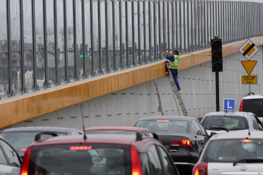 1,5 miesiąca po zakładanym terminie estakada wzdłuż...