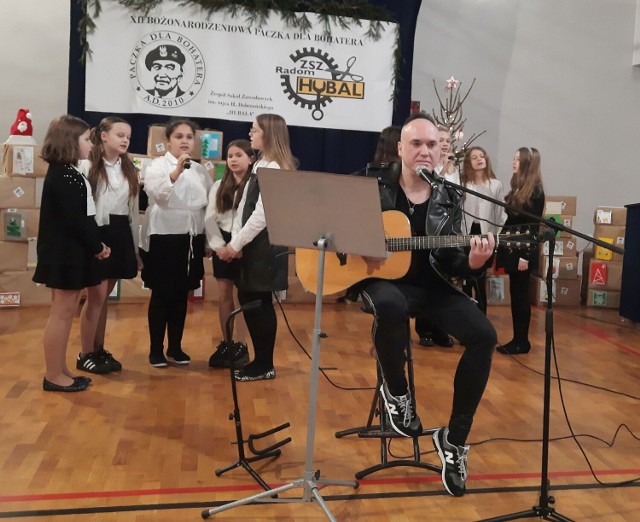 Szymon Wydra wraz z chórkiem dziewczynek zaśpiewał utwór „Szare Szeregi” w ciekawej aranżacji.