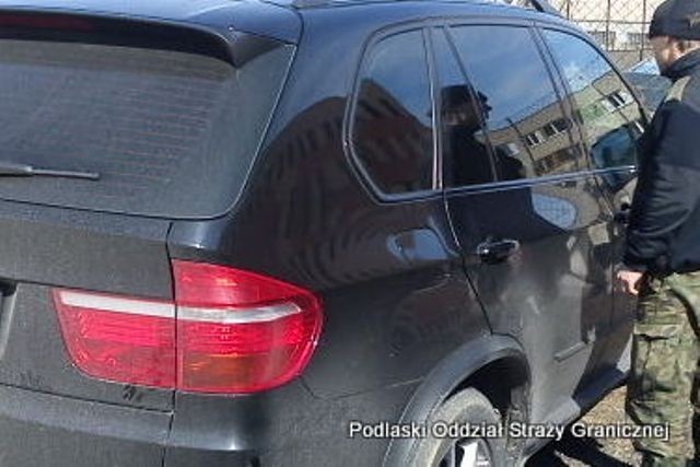 11 kwietnia w Suwałkach Straż Graniczna zatrzymała do kontroli Polaka, siedzącego za kierownicą BMW X5. Do auta były przykręcone łotewskie tablice rejestracyjne. Sprawdzenie samochodu w Systemie Informacyjnym Schengen od razu przyniosło efekt: okazało się, że skradziono go tygodni temu w Rumunii.
 
Wartość takiego pojazdu to ok. 100 tys. zł.
 
54-letni kierowca wjechał w sklep w Mońkach [zdjęcia]
Źródło: Podlaska Straż Graniczna 


Zobacz też
Wiadomości kryminalne na stronie: Podlaskiej Kroniki Policyjnej

Zapisz się do newslettera! Dodaj też swój artykuł lub prześlij swoje zdjęcia!