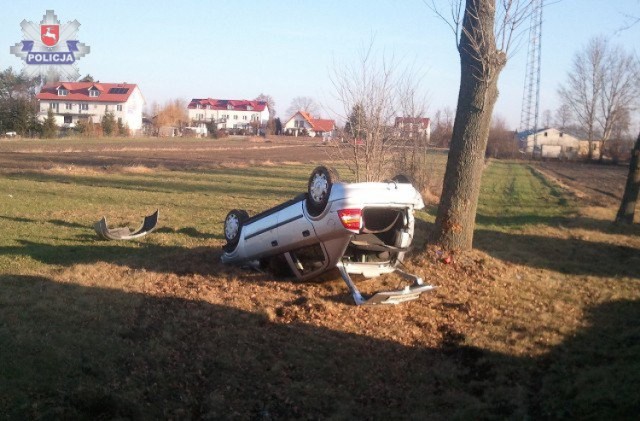 Dachowanie samochodu w Działyniu, jedna osoba w szpitalu