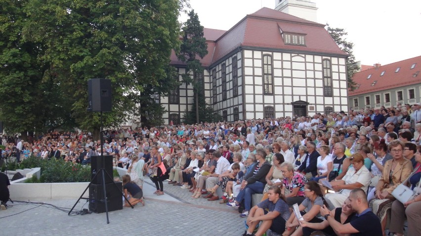 Koncert promenadowy przed Filharmonią udał się znakomicie [ZDJĘCIA, WIDEO]