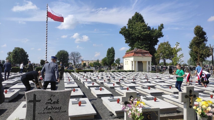 Gniezno. Święto Wojska Polskiego. Obchody na cmentarzu przy ul. Witkowskiej [FOTO]