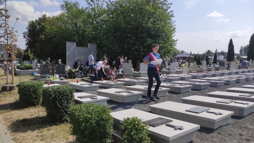 Gniezno. Święto Wojska Polskiego. Obchody na cmentarzu przy ul. Witkowskiej [FOTO]