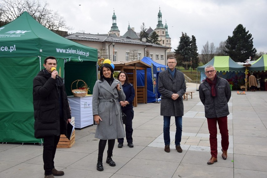 Ruszył Jarmark Wielkanocny na ulicy Sienkiewicza w Kielcach. Są palmy, ozdoby, rękodzieło i pyszne jedzenie. Zobacz zdjęcia