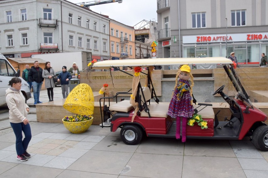Ruszył Jarmark Wielkanocny na ulicy Sienkiewicza w Kielcach. Są palmy, ozdoby, rękodzieło i pyszne jedzenie. Zobacz zdjęcia