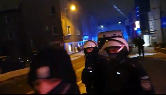 Zamieszki z policją przed Face 2 Face